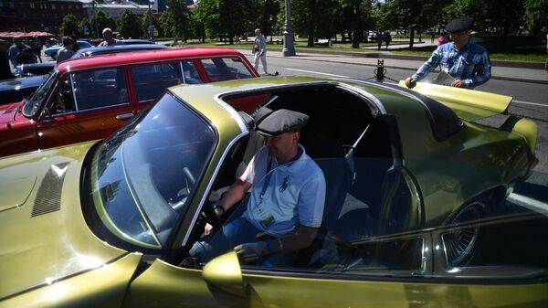 Автомобиль Chevrolet Camaro Z28 (1975-1979 гг. выпуска), который принимает участие в ралли классических ретро-автомобилей в Москве Автомобиль Chevrolet Camaro Z28 (1975-1979 гг. выпуска), который принимает участие в ралли классических ретро-автомобилей в Москве