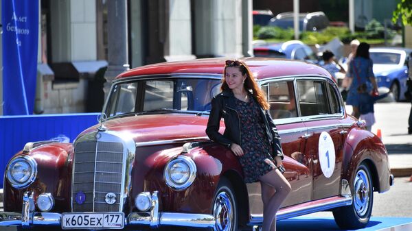 Девушка у автомобиля Mercedes Benz Type 300 Mercedes W186, который принимает участие в ралли классических ретро-автомобилей в Москве Девушка у автомобиля Mercedes Benz Type 300 Mercedes W186, который принимает участие в ралли классических ретро-автомобилей в Москве