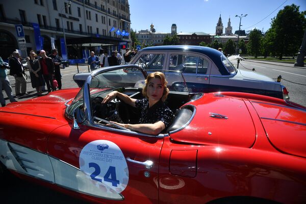 Девушка в автомобиле Chevrolet 1962 Corvette GM, который принимает участие в ралли классических ретро-автомобилей в Москве Девушка в автомобиле Chevrolet 1962 Corvette GM, который принимает участие в ралли классических ретро-автомобилей в Москве