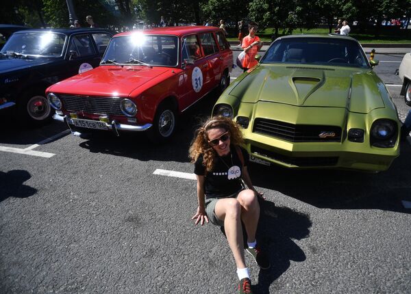 Девушка у автомобиля Chevrolet Camaro Z28 (1975-1979 гг. выпуска), который принимает участие в ралли классических ретро-автомобилей в Москве Девушка у автомобиля Chevrolet Camaro Z28 (1975-1979 гг. выпуска), который принимает участие в ралли классических ретро-автомобилей в Москве