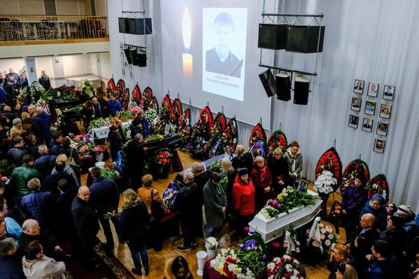 Церемония прощания с жителями Мурманской области, погибшими в катастрофе самолета компании Аэрофлот Sukhoi Superjet-100 в аэропорту Шереметьево Церемония прощания с жителями Мурманской области, погибшими в катастрофе самолета компании Аэрофлот Sukhoi Superjet-100 в аэропорту Шереметьево