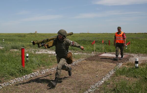 Военнослужащий с переносным зенитным ракетным комплексом Игла на всеармейском конкурсе Чистое небо на полигоне Ейский Учебного центра войсковой противовоздушной обороны Военнослужащий с переносным зенитным ракетным комплексом Игла на всеармейском конкурсе Чистое небо на полигоне Ейский Учебного центра войсковой противовоздушной обороны
