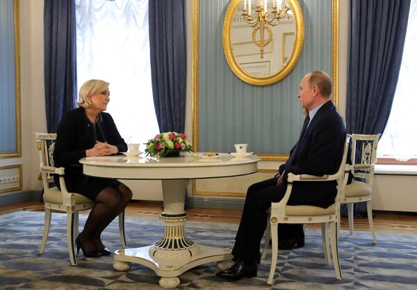 Президент РФ Владимир Путин и лидер политической партии Франции Национальный фронт, кандидат в президенты Франции Марин Ле Пен во время встречи