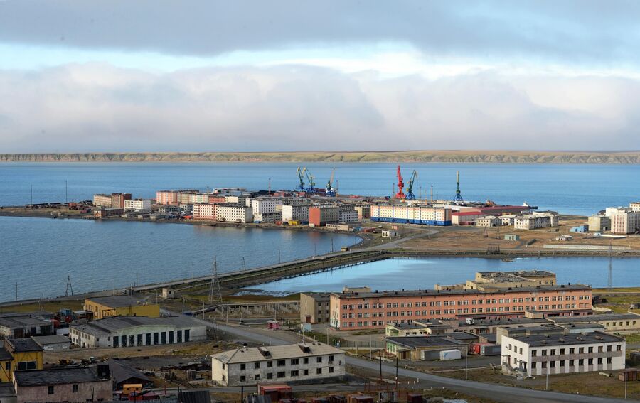 Вид на Морской порт города Певек Вид на Морской порт города Певек