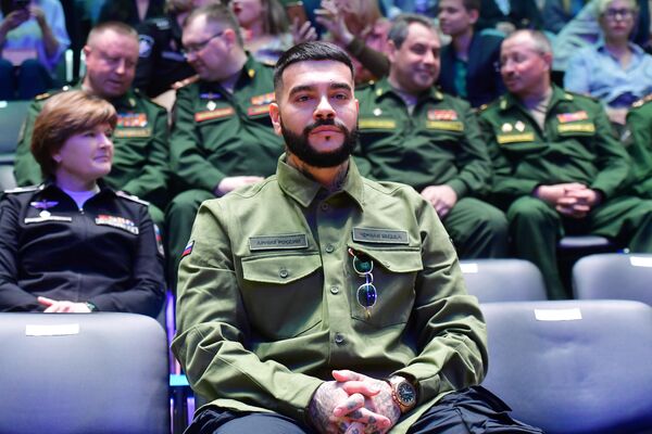 Рэп-исполнитель Тимати, владелец компании Black Star Wear, на премьерном показе новой коллекции одежды Рэп-исполнитель Тимати, владелец компании Black Star Wear, на премьерном показе новой коллекции одежды