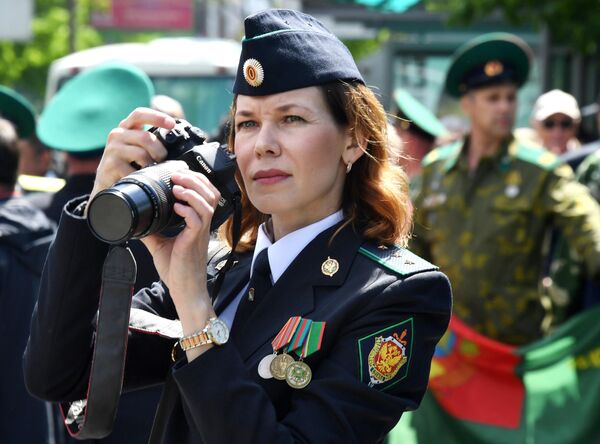 Сотрудник Пограничного управления ФСБ России по Приморскому краю во время фотографирования мероприятия возле памятника Пограничникам, погибшим при защите границ Отечества во Владивостоке Сотрудник Пограничного управления ФСБ России по Приморскому краю во время фотографирования мероприятия возле памятника Пограничникам, погибшим при защите границ Отечества во Владивостоке