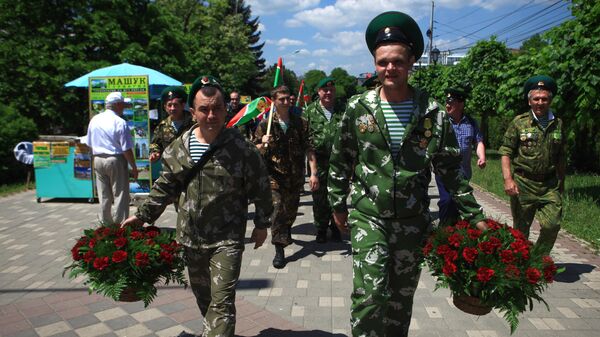 Пограничники несут цветы к мемориалу Вечный огонь в День пограничных войск в Пятигорске Пограничники несут цветы к мемориалу Вечный огонь в День пограничных войск в Пятигорске