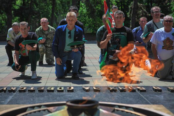 Погранчники возле мемориала Вечный огонь в День пограничных войск в Пятигорске Погранчники возле мемориала Вечный огонь в День пограничных войск в Пятигорске