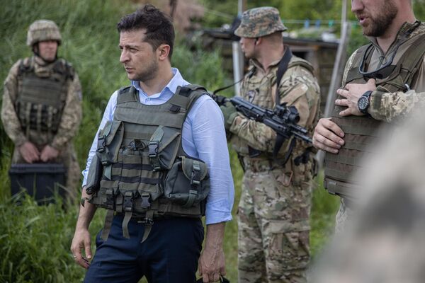 Президент Украины Владимир Зеленский во время визит в Донбасс Президент Украины Владимир Зеленский во время визит в Донбасс