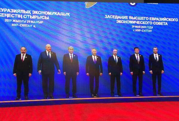 Совместное фотографирование глав делегаций государств - участников Высшего Евразийского экономического совета и глав приглашенных государств во Дворце независимости в Нур-Султане. 29 мая 2019 года Совместное фотографирование глав делегаций государств - участников Высшего Евразийского экономического совета и глав приглашенных государств во Дворце независимости в Нур-Султане. 29 мая 2019 года