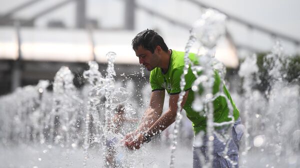 Мужчина моет руки в фонтанах в парке искусств Музеон