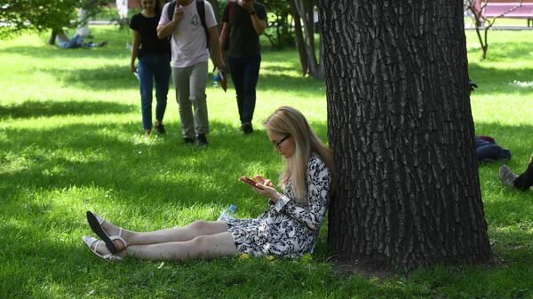 Горожане отдыхают в Александровском саду в Москве