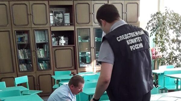 Следователи на месте нападения в школе в городе Вольск Следователи на месте нападения в школе в городе Вольск