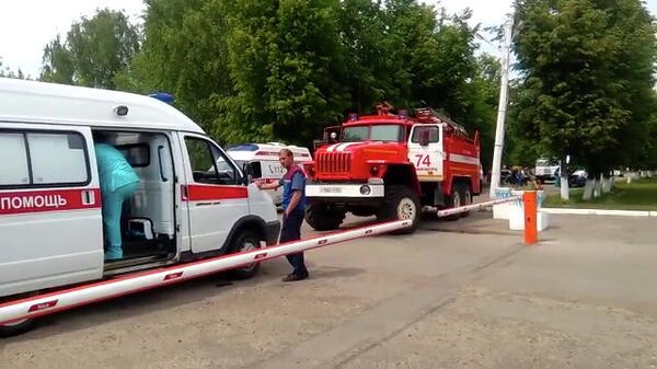 Автомобили скорой помощи и пожарной службы у проходной завода Кристалл в Дзержинске. 1 июня 2019