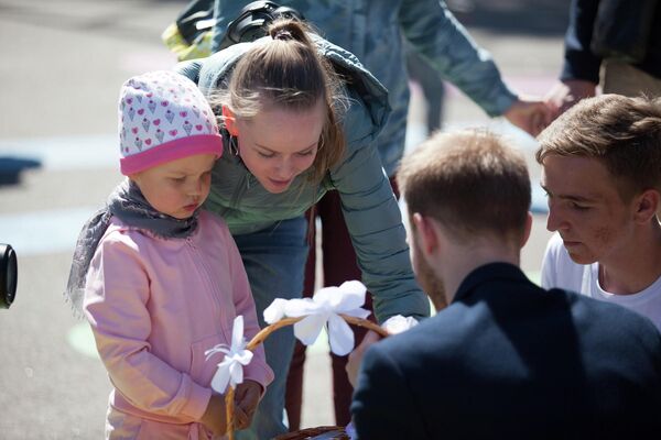 Волонтеры хосписа предлагали прохожим взять белый цветок в обмен на пожертвование для детей с тяжелыми заболеваниями Волонтеры хосписа предлагали прохожим взять белый цветок в обмен на пожертвование для детей с тяжелыми заболеваниями