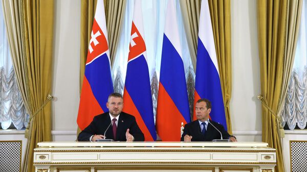 Председатель правительства РФ Дмитрий Медведев и премьер-министр Словакии Петер Пеллегрини во время совместной пресс-конференции Председатель правительства РФ Дмитрий Медведев и премьер-министр Словакии Петер Пеллегрини во время совместной пресс-конференции