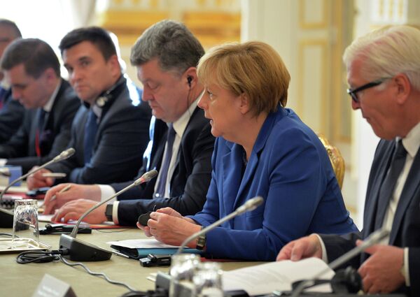 Федеральный канцлер Германии Ангела Меркель и президент Украины Петр Порошенко во время встречи лидеров Нормандской четверки в Париже. 2 октября 2015 Федеральный канцлер Германии Ангела Меркель и президент Украины Петр Порошенко во время встречи лидеров Нормандской четверки в Париже. 2 октября 2015