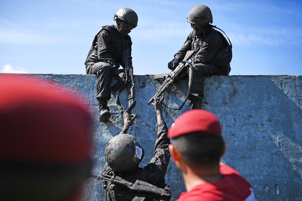 Огненно-штурмовая полоса во время квалификационных испытаний на право ношения крапового берета среди военнослужащих и сотрудников подразделений специального назначения Сибирского округа Росгвардии Огненно-штурмовая полоса во время квалификационных испытаний на право ношения крапового берета среди военнослужащих и сотрудников подразделений специального назначения Сибирского округа Росгвардии