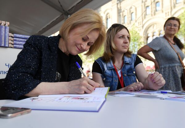 Писательница Дарья Донцова дает автографы во время ежегодного российского книжного фестиваля на Красной площади Писательница Дарья Донцова дает автографы во время ежегодного российского книжного фестиваля на Красной площади