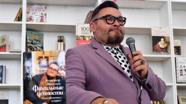 Историк моды Александр Васильев во время презентации своей книги Фамильные ценности на ежегодном российском книжном фестивале на Красной площади Историк моды Александр Васильев во время презентации своей книги Фамильные ценности на ежегодном российском книжном фестивале на Красной площади