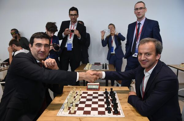 Чемпион мира по шахматам Владимир Крамник и председатель Международной федерации шахмат (FIDE) Аркадий Дворкович в шахматной гостиной на Петербургском международном экономическом форуме 2019 Чемпион мира по шахматам Владимир Крамник и председатель Международной федерации шахмат (FIDE) Аркадий Дворкович в шахматной гостиной на Петербургском международном экономическом форуме 2019