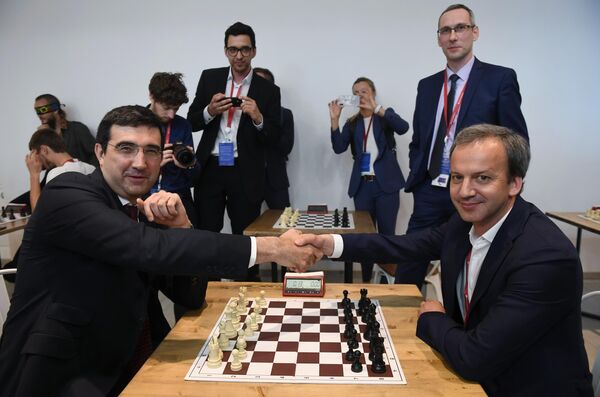 Чемпион мира по шахматам Владимир Крамник и председатель Международной федерации шахмат (FIDE) Аркадий Дворкович в шахматной гостиной на Петербургском международном экономическом форуме 2019 Чемпион мира по шахматам Владимир Крамник и председатель Международной федерации шахмат (FIDE) Аркадий Дворкович в шахматной гостиной на Петербургском международном экономическом форуме 2019