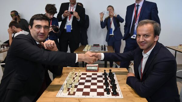 Чемпион мира по шахматам Владимир Крамник и председатель Международной федерации шахмат (FIDE) Аркадий Дворкович в шахматной гостиной на Петербургском международном экономическом форуме 2019 