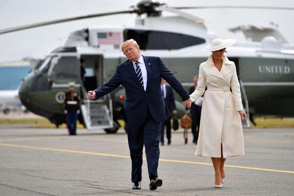 Президент США Дональд Трамп и его супруга Меланья после посещения мероприятия по случаю годовщины высадки в Нормандии Президент США Дональд Трамп и его супруга Меланья после посещения мероприятия по случаю годовщины высадки в Нормандии