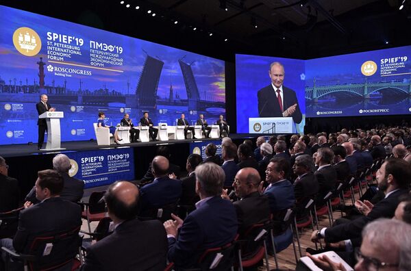 Президент РФ Владимир Путин выступает на пленарном заседании Петербургского международного экономического форума 2019