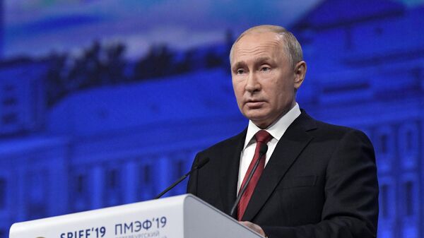 Президент РФ Владимир Путин выступает на пленарном заседании Петербургского международного экономического форума 2019 
