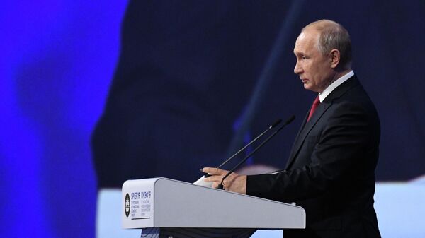 Президент РФ Владимир Путин выступает на пленарном заседании Петербургского международного экономического форума 2019 Президент РФ Владимир Путин выступает на пленарном заседании Петербургского международного экономического форума 2019