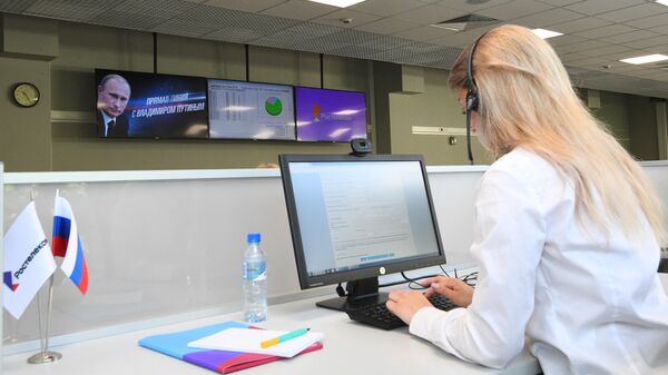 Сотрудница колл-центра Прямой линии с президентом РФ Владимиром Путиным Сотрудница колл-центра Прямой линии с президентом РФ Владимиром Путиным