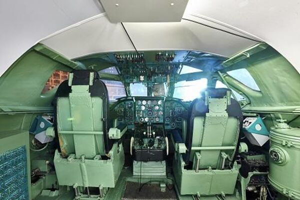 Cамолет ТУ-134Б, который использовался в качестве офиса продаж в районе Ходынского поля в Москве Cамолет ТУ-134Б, который использовался в качестве офиса продаж в районе Ходынского поля в Москве