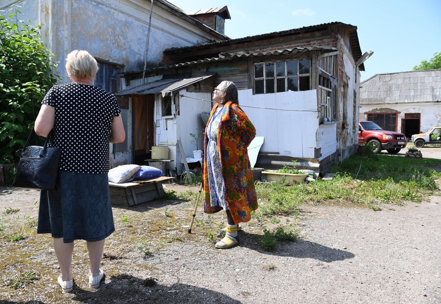 Мария Киреевна во дворе своего дома Мария Киреевна во дворе своего дома