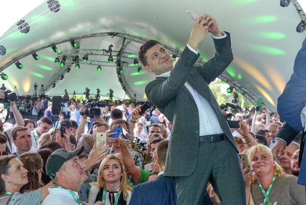 Президент Украины Владимир Зеленский делает селфи на первом съезде своей партии Слуга народа в Киеве Президент Украины Владимир Зеленский делает селфи на первом съезде своей партии Слуга народа в Киеве