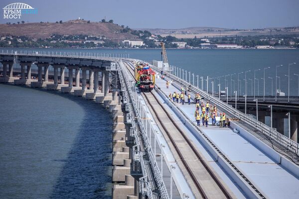 Стыковка рельсов на первом пути железнодорожной части Крымского моста Стыковка рельсов на первом пути железнодорожной части Крымского моста