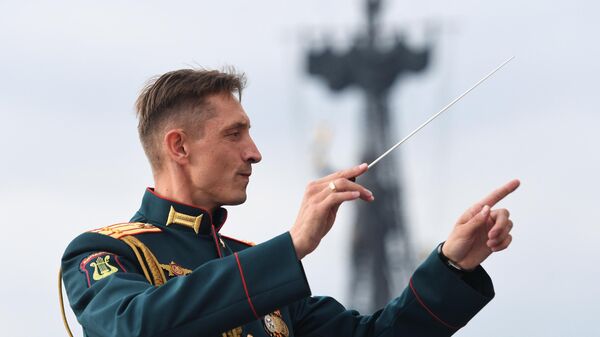 Дирижер Военного оркестра Военного университета Министерства обороны Российской Федерации Филипп Самонин выступает на Крымской набережной у сухого фонтана в парке искусств Музеон в Москве в рамках программы Военные оркестры в парках Дирижер Военного оркестра Военного университета Министерства обороны Российской Федерации Филипп Самонин выступает на Крымской набережной у сухого фонтана в парке искусств Музеон в Москве в рамках программы Военные оркестры в парках