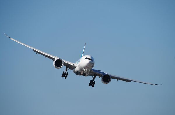 Широкофюзеляжный пассажирский самолёт фирмы Airbus A330 совершает полет на международном аэрокосмическом салоне Paris Air Show 2019 во Франции Широкофюзеляжный пассажирский самолёт фирмы Airbus A330 совершает полет на международном аэрокосмическом салоне Paris Air Show 2019 во Франции