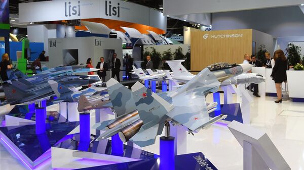 Макет многоцелевого истребителя Су-30СМ на международном аэрокосмическом салоне Paris Air Show 2019 во Франции Макет многоцелевого истребителя Су-30СМ на международном аэрокосмическом салоне Paris Air Show 2019 во Франции