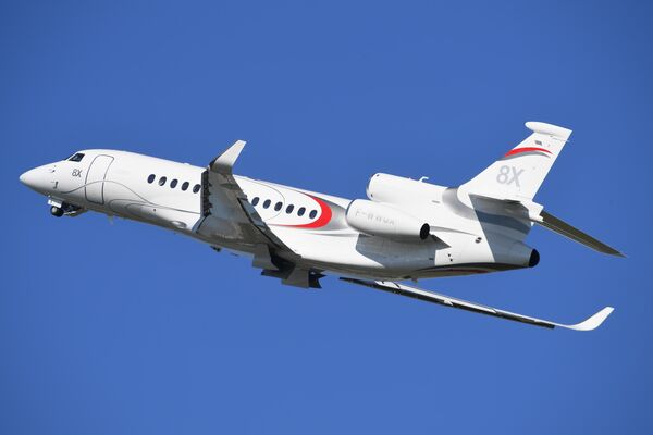 Реактивный самолёт бизнес-класса. Выпускается компанией Dassault Aviation, сконструирован на базе Falcon 900 совершает полет на международном аэрокосмическом салоне Paris Air Show 2019 во Франции Реактивный самолёт бизнес-класса. Выпускается компанией Dassault Aviation, сконструирован на базе Falcon 900 совершает полет на международном аэрокосмическом салоне Paris Air Show 2019 во Франции