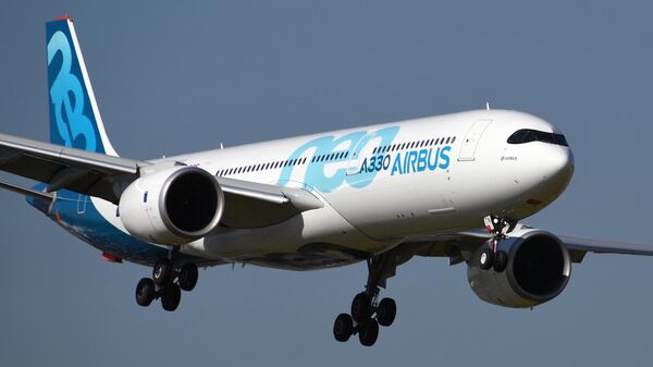 Широкофюзеляжный пассажирский самолёт фирмы Airbus A330 совершает полет на международном аэрокосмическом салоне Paris Air Show 2019 во Франции Широкофюзеляжный пассажирский самолёт фирмы Airbus A330 совершает полет на международном аэрокосмическом салоне Paris Air Show 2019 во Франции