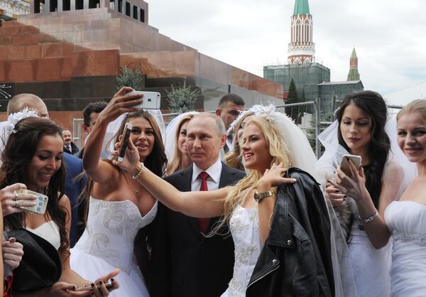 Президент РФ Владимир Путин на торжественной церемонии открытия Дня города на Красной площади в Москве Президент РФ Владимир Путин на торжественной церемонии открытия Дня города на Красной площади в Москве