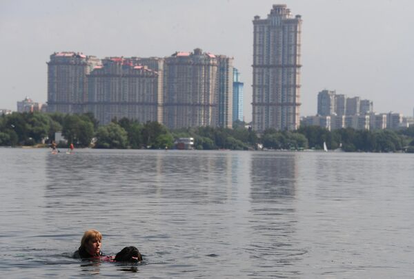Собака-спасатель вместе с сотрудницей спасательной службы во время обучающего мастер-класса на поисково-спасательной станции Строгино в Москве Собака-спасатель вместе с сотрудницей спасательной службы во время обучающего мастер-класса на поисково-спасательной станции Строгино в Москве