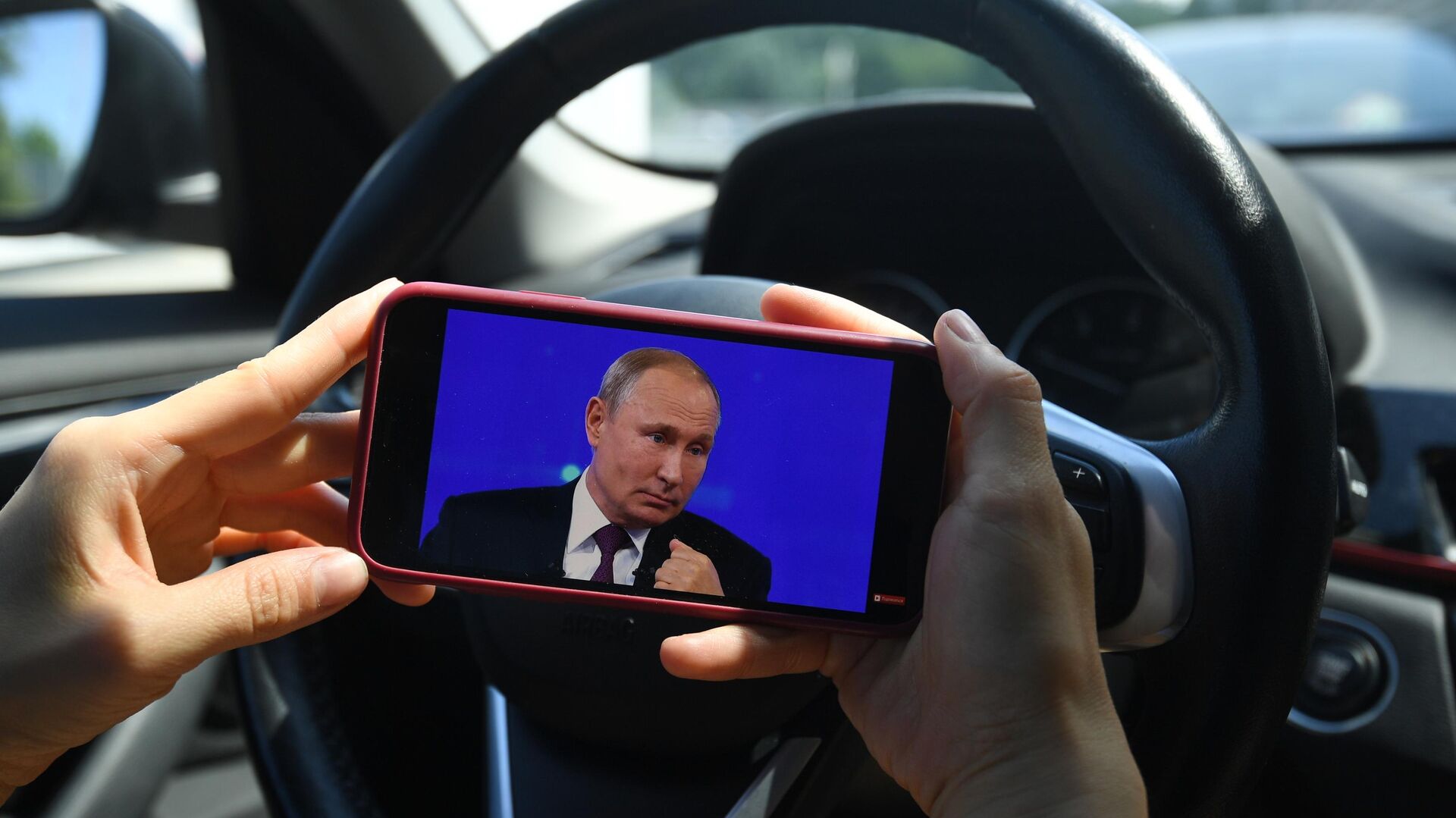 СМИ узнали возможную дату проведения прямой линии с Владимиром Путиным