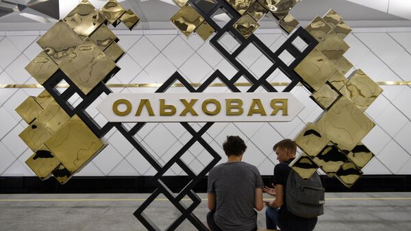 Пассажиры на станции метро Ольховая Сокольнической линии Пассажиры на станции метро Ольховая Сокольнической линии