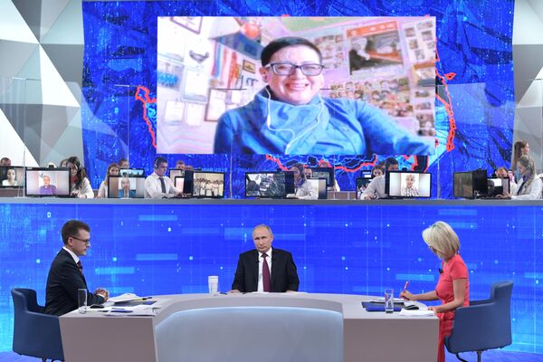 Президент РФ Владимир Путин во время ежегодной специальной программы Прямая линия с Владимиром Путиным Президент РФ Владимир Путин во время ежегодной специальной программы Прямая линия с Владимиром Путиным