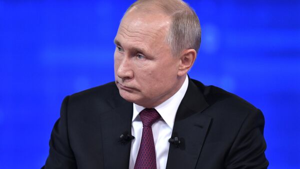 Президент РФ Владимир Путин отвечает на вопросы россиян во время ежегодной прямой линии