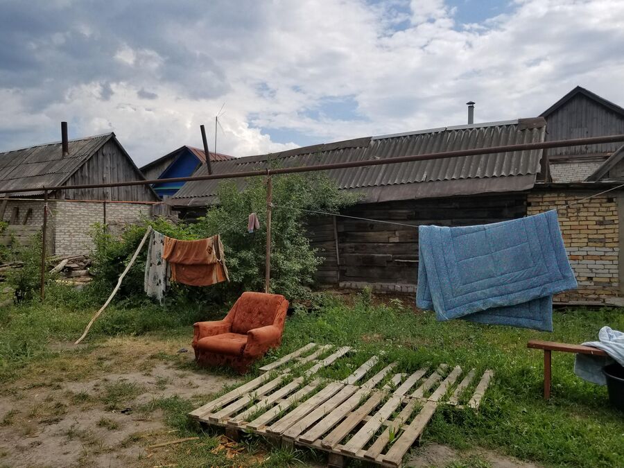 Во дворе одного из цыганских домов в поселке Чемодановка Во дворе одного из цыганских домов в поселке Чемодановка