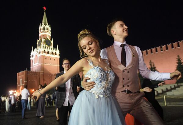 Выпускники российских школ после церемонии вручения IX Всероссийской премии Выпускник-2019 на Красной площади Выпускники российских школ после церемонии вручения IX Всероссийской премии Выпускник-2019 на Красной площади