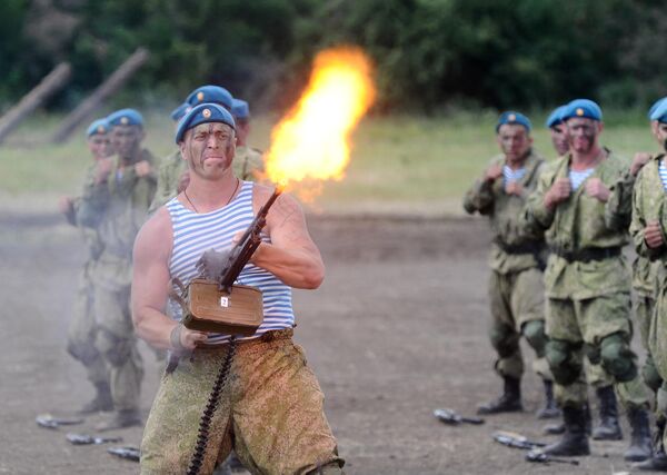 Военнослужащий на сводной тренировке динамического показа боевых возможностей в рамках предстоящего Международного военно-технического форума Армия-2019 в военно-патриотическом парке Патриот Военнослужащий на сводной тренировке динамического показа боевых возможностей в рамках предстоящего Международного военно-технического форума Армия-2019 в военно-патриотическом парке Патриот